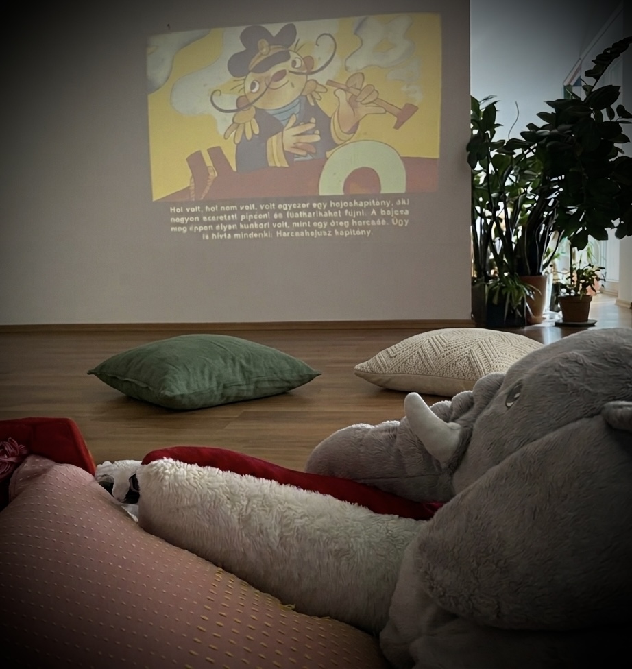 Kind schaut Dia-Projektion