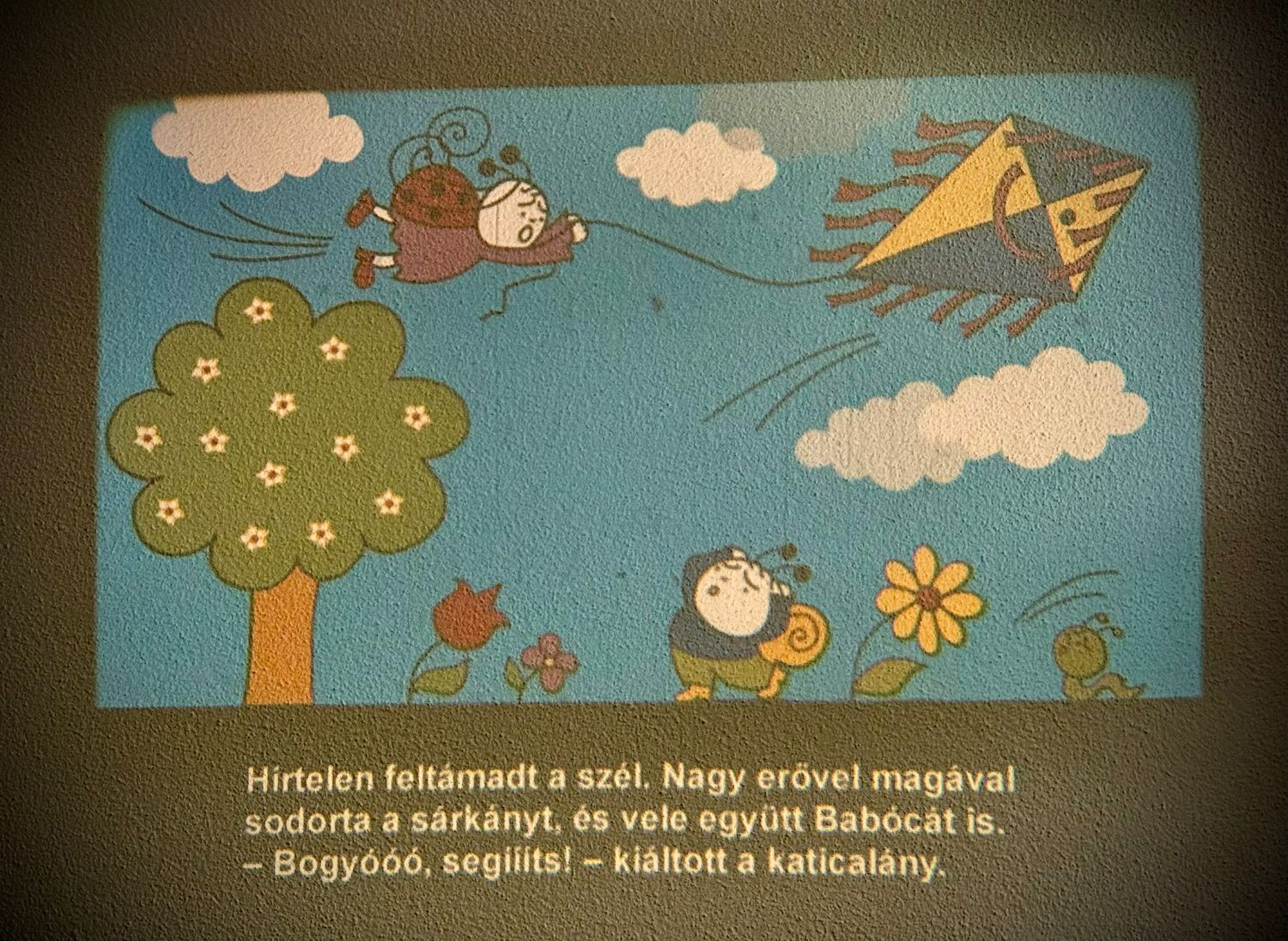 Märchenbild mit einem Drachen, der im Wind davonfliegt