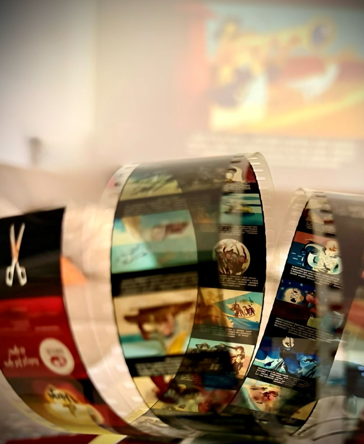 Aufgerollter Diafilmstreifen im Gegenlicht vor der Leinwand