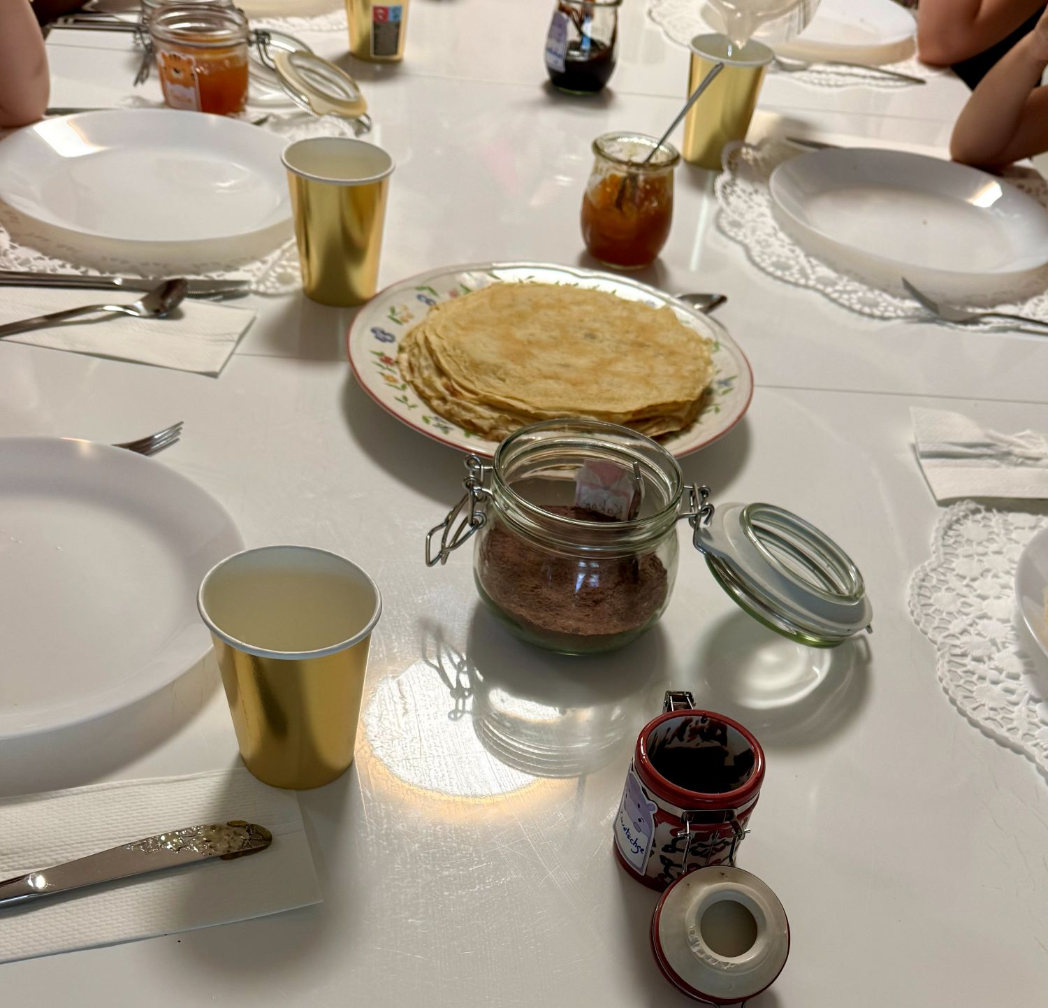Gedeckter Tisch mit Palatschinken