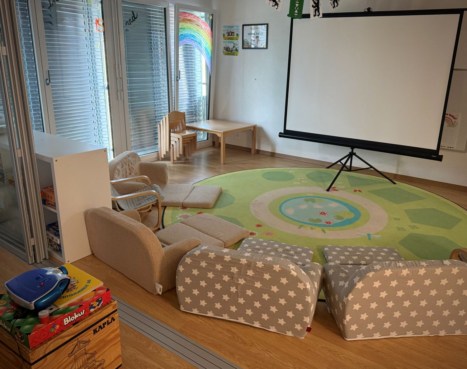 Vorbereiteter Raum mit Leinwand, Teppich und Kissen