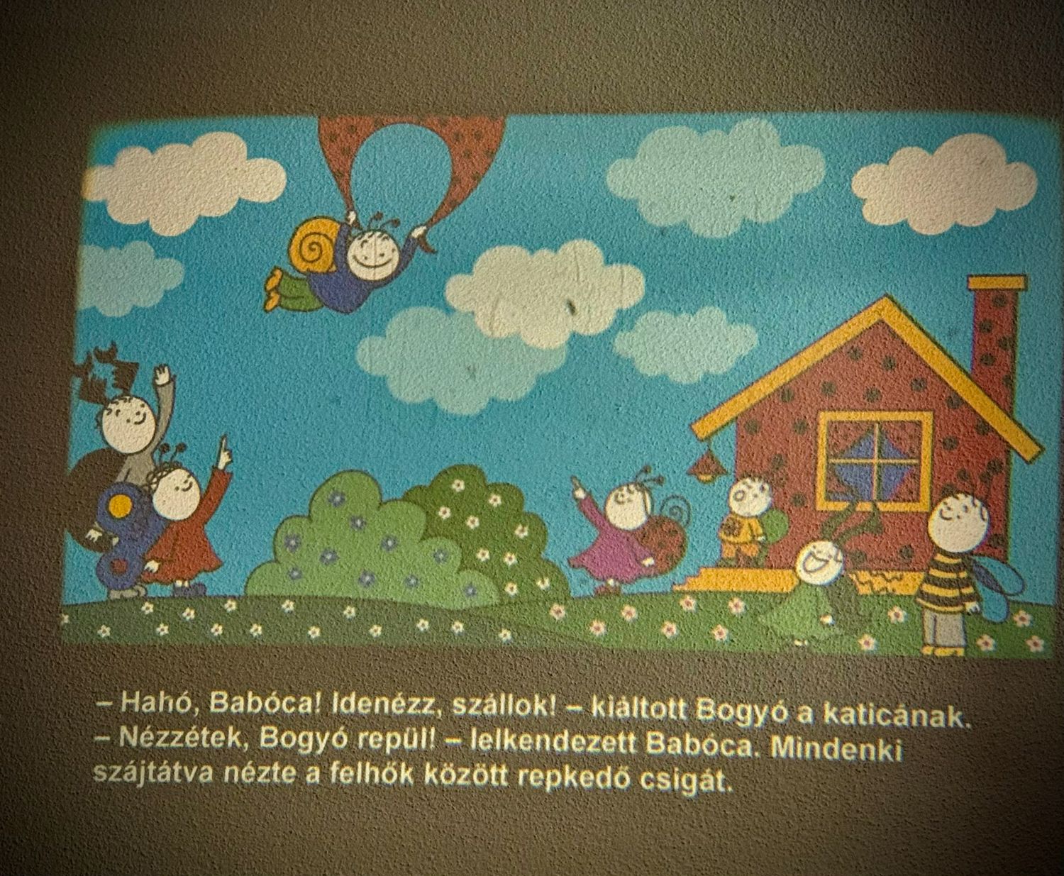 Märchenbild mit einer fliegenden Schnecke an einem Ballon