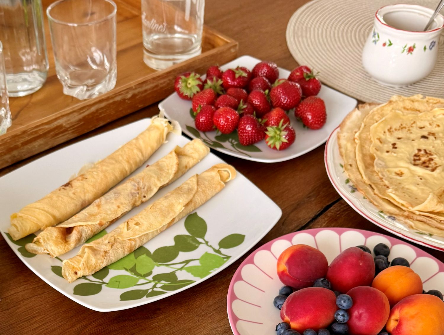Gerollte Palatschinken mit Erdbeeren, Aprikosen und Blaubeeren