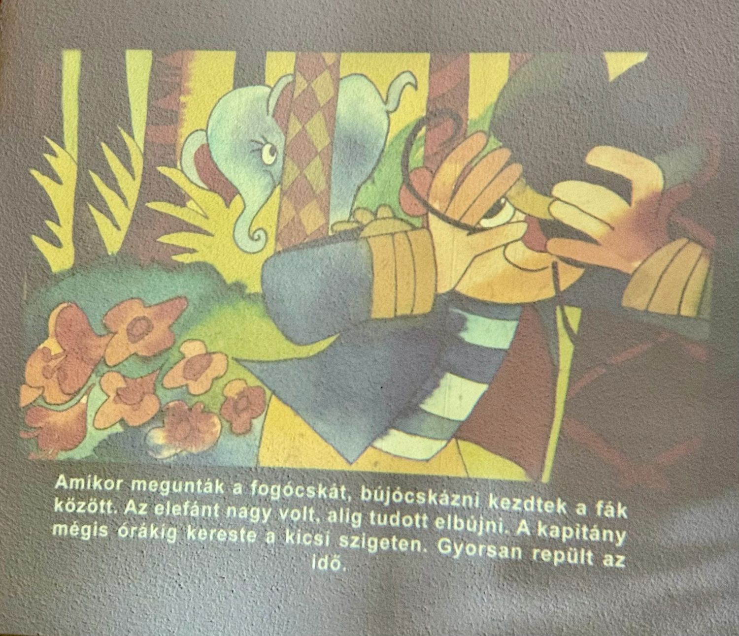 Märchenbild mit einem Elefanten, der sich hinter Bäumen versteckt